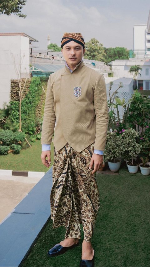 Cuma Diam Saja Saat Live Instagram, Nicholas Saputra Cosplay Jadi Master Limbad