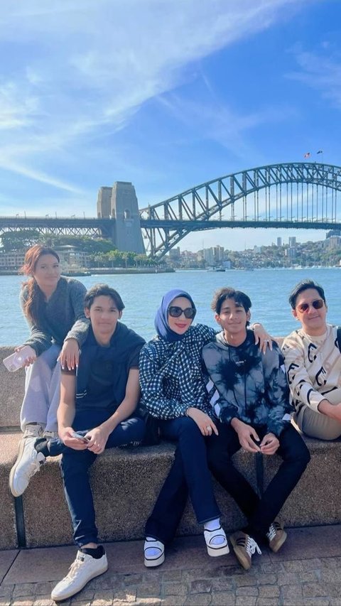 7 Potret Liburan Andre Taulany ke Australia, Ketampanan Kenzy & Dio Bikin Salfok