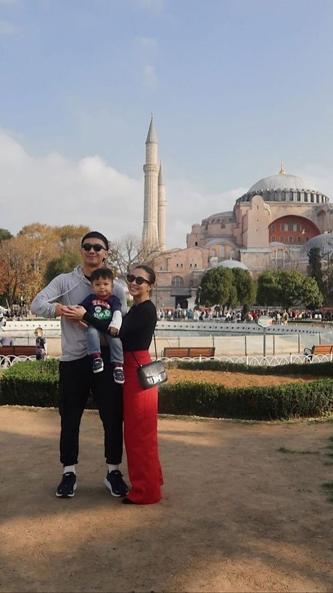 7 Potret Nikita Willy dan Indra Priawan Liburan ke Turki, Baby Issa Bahagia Main Air