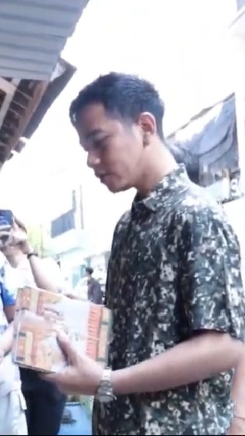 CEK FAKTA: Hoaks Paspampres Minta Warga Ganti Kaos Foto Caleg PDIP saat Gibran Blusukan ke Sangkrah Solo
