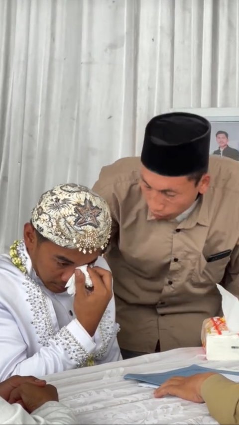 Teringat Almarhum Ayah dan Ibu, Mempelai Pria Ini Tak Kuasa Tahan Tangis saat Ucap Ijab Kabul