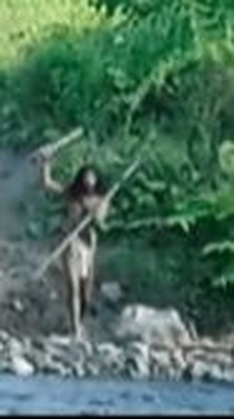 Video Mencekam Suku Terasing Halmahera Marah Lihat Buldoser di Hutan, Siap Lepaskan Panah