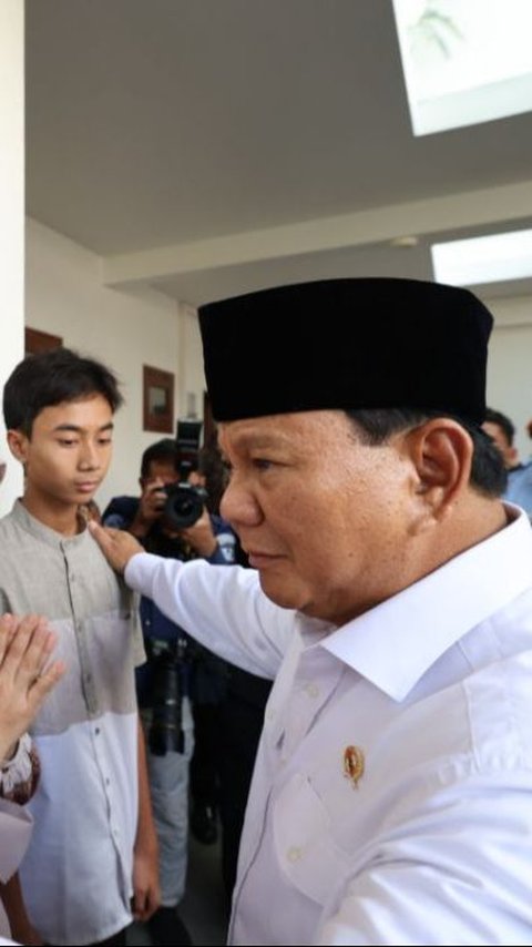 Prabowo Hugs and Kisses Super Tucano Pilot's Son, Adopted as Foster Child: If Anything Happens, Look for Me