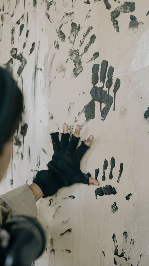 Discovery of Hundreds of Handprints in a 1,200-Year-Old Cave, its Meaning is Profound