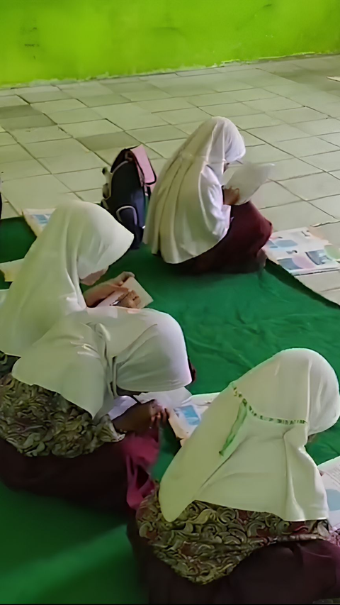 SD di Serang Ini Memprihatinkan, Siswanya Terpaksa Belajar di Lantai karena Meja dan Kursi Rusak