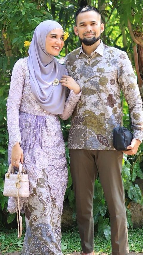 Portrait of Shireen Sungkar-Teuku Wisnu's Romantic Dinner Celebrating 10 Years of Marriage at Pecel Lele by the Roadside