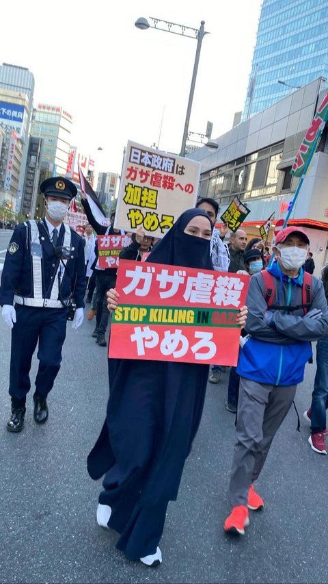 Penuh Haru, Intip Momen Zaskia Adya Mecca Ikut Aksi Dukung Palestina saat Liburan di Jepang