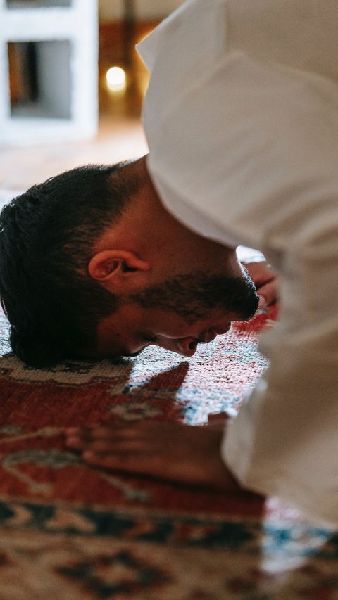 Niat Shalat Qobliyah dan Ba'diyah Dzuhur Lengkap Bahasa Arab, Latin dan Artinya