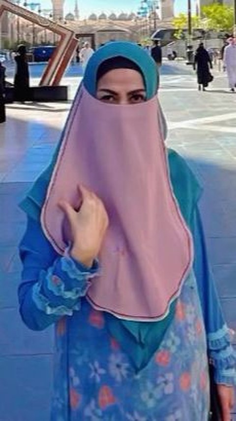 Intip Potret Venna Melinda Umrah bareng Anaknya, Anggun Kenakan Busana Syar'i