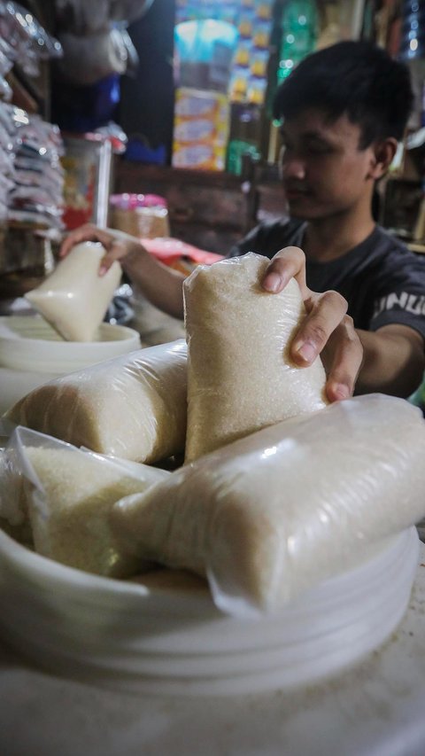 FOTO: Faktor Cuaca, Harga Gula di Jakarta Naik Jadi Rp18.000 per Kilogram