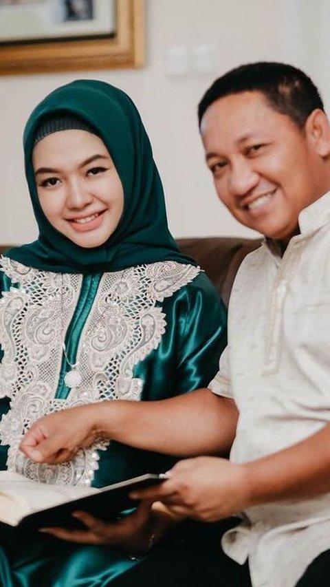 Beda Usia 24 Tahun, Potret Cantik Zahra Yolanda Istri Bupati Taliabu yang Selalu Mesra dengan Suami