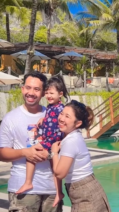 Liburan di Bali, Kiky Saputri Bersenang-senang dengan Anaknya dan Berbagi Foto Mesra dengan Suami
