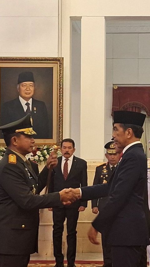 VIDEO: Hormat Jenderal TNI Agus ke Jokowi, Dipasangi Pangkat & Diberi Tongkat Komando