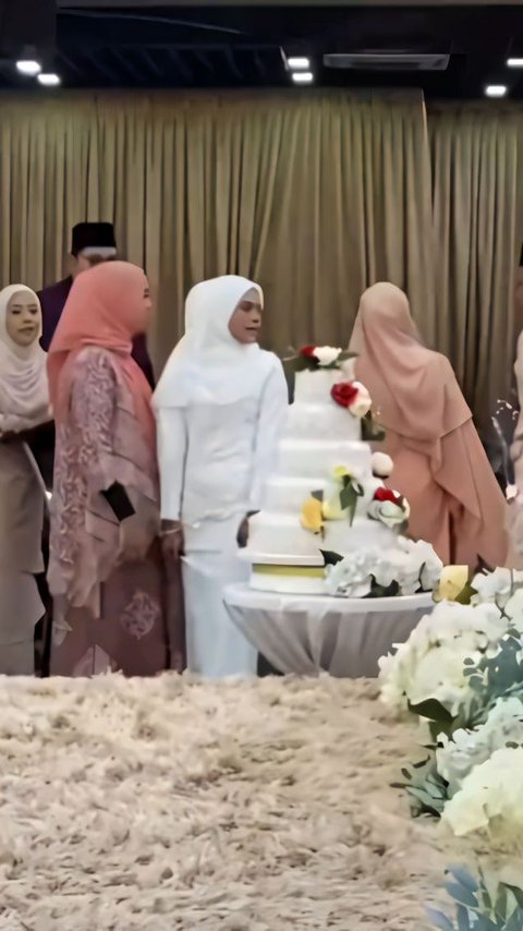 Sudah Terbiasa Jadi MC di Kondangan, Pengantin Wanita Malah Sibuk Atur Tamu di Pernikahannya Sendiri