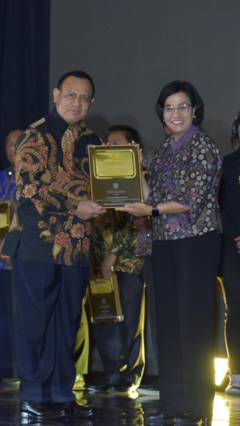 Ketua KPK Firli Bahuri Raih Penghargaan Strategi Pencegahan Korupsi dari Sri Mulyani