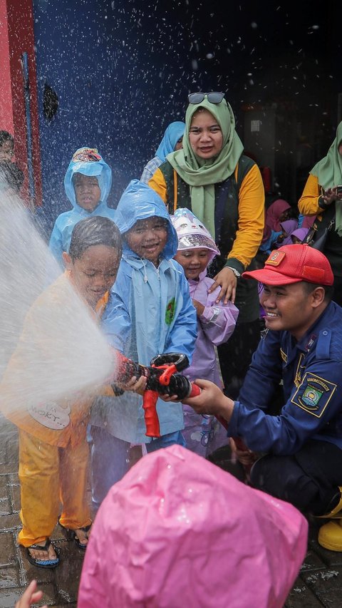 FOTO: Tingkah Anak-Anak TK Ini Gemesin saat Mengikuti Edukasi Profesi Pemadam Kebakaran