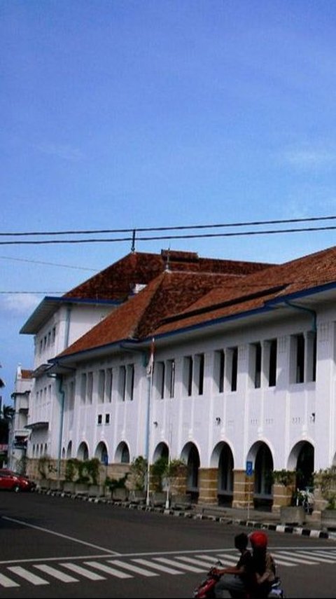 Berfoto Asyik di Kota Tua Cirebon, Ada Gedung Pabrik Rokok Peninggalan 1924