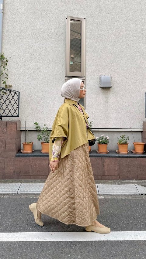 Playful Hijab Traveler Outfit with Quilt Skirt, See the Portrait