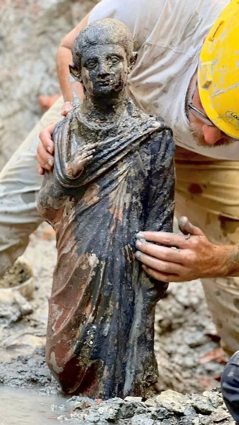 Bronze Statue Found Intact After Being Buried for 2300 Years in Hot Springs