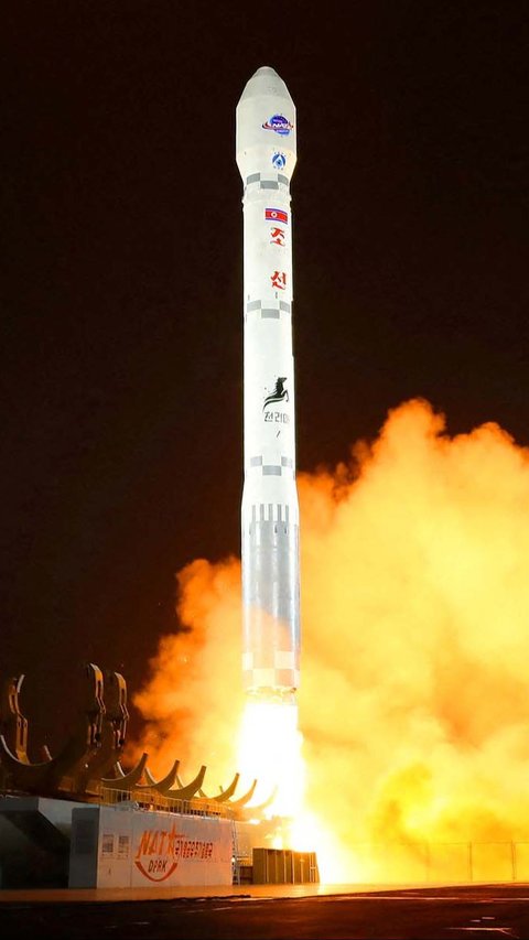 FOTO: Momen Korea Utara Sukses Luncurkan Satelit Mata-Mata Militer Pertama untuk Intai Musuh