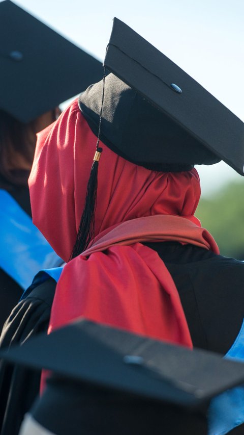 Student Deceives Parents, Family Comes to Graduation with Pickup Truck, Even Though Never Attended College