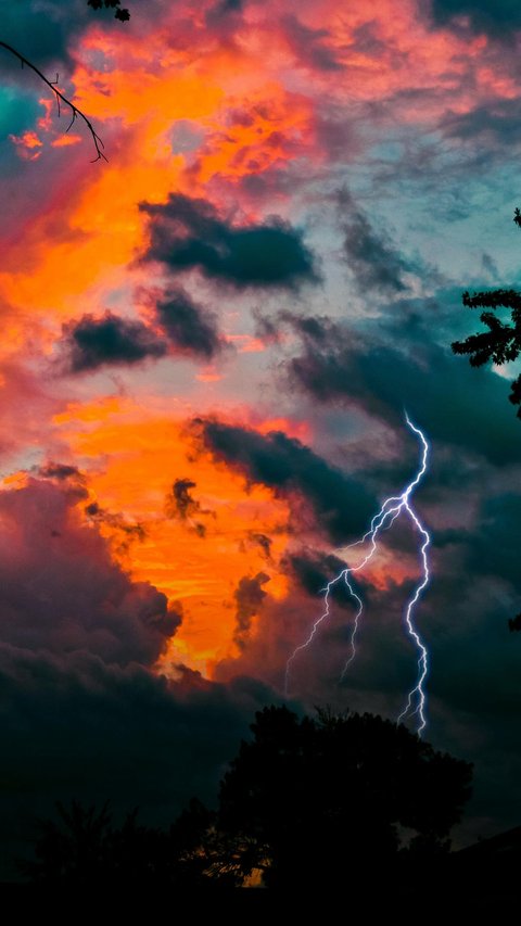 18 Meanings of Dreaming of Seeing Lightning Related to Fear and Anxiety