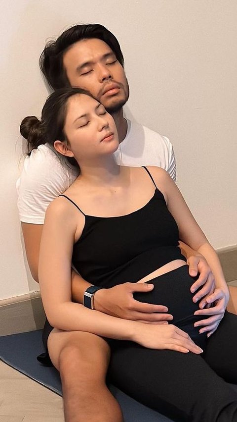 9 Potret Polos Jessica Mila saat Ikut Kelas Prenatal Yoga Bareng Suami