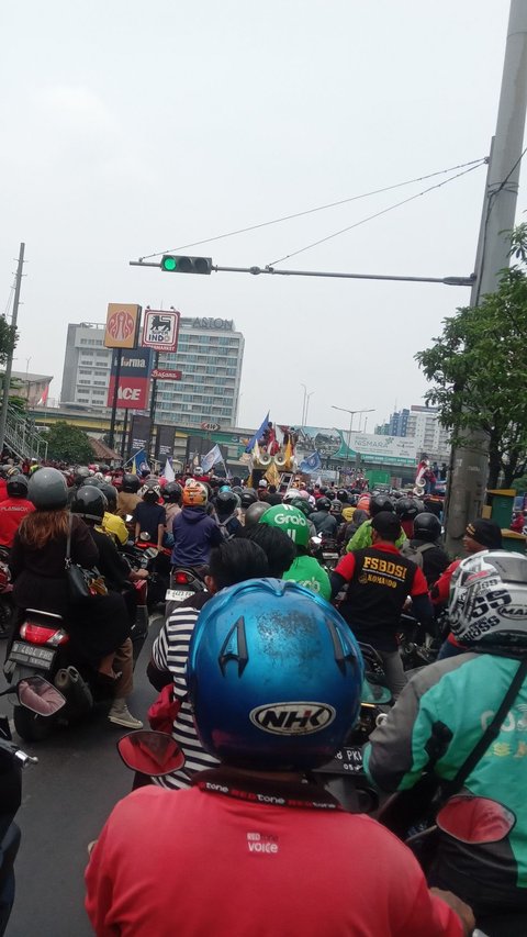 Pintu Tol Bekasi Barat Diblokade Buruh, Kendaraan Mengular Hingga Jalan Arteri