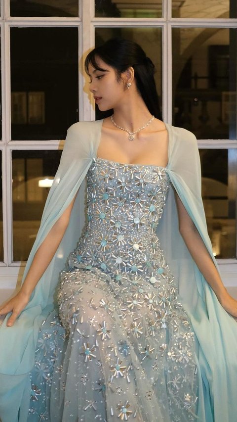 Lisa Blackpink Pakai Gaun Cape Biru ke Istana Buckingham, bak Princess Elsa 'Frozen' di Dunia Nyata