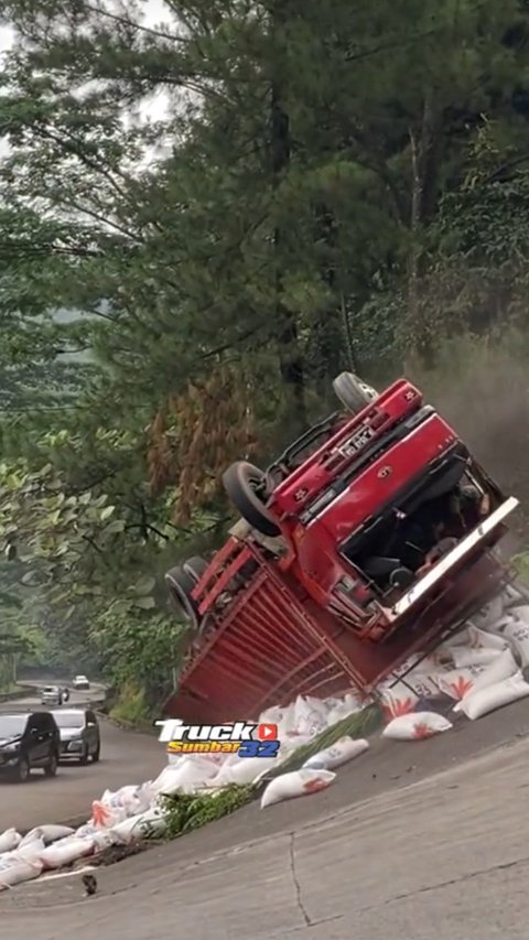 Tak Kuat Menanjak di Tanjakan Sitinjau Lauik, Truk Bermuatan Beras Ini Terguling hingga Terbalik