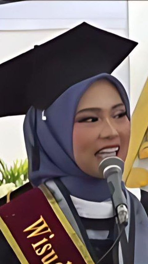 Viral! Outstanding Student in Madura Expresses Love to Her Lecturer During Graduation, Announces Wedding Date as Well