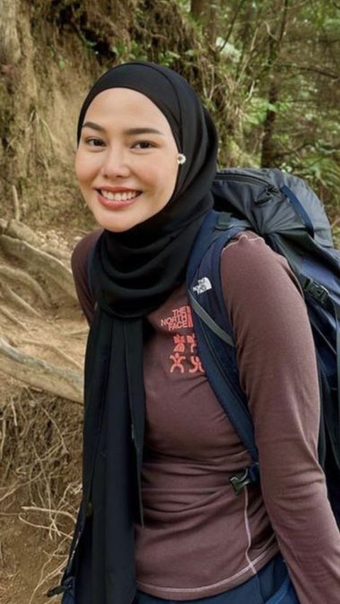 Portrait of Dara Arafah Inviting Awkarin to Climb Mount Prau