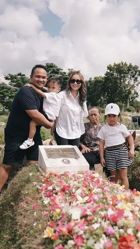Potret Momo Geisha Ziarah ke Makam Ayah di Pekanbaru, Anak-Anak Pertama Kali ke Kampung Halaman