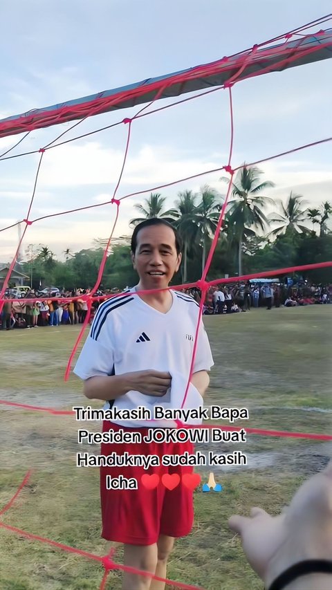 Viral Warga Minta Handuk Bekas Keringat Jokowi Saat Bermain Sepak Bola di Papua: Langsung Dibuat Pigura