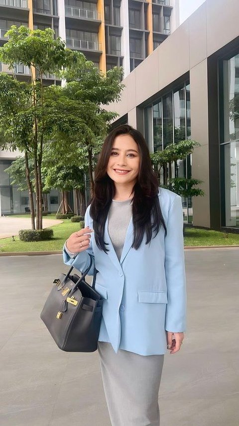 5 Potret Cantik Prilly Latuconsina Pakai Blazer Biru jadi Perbincangan, Netizen 'Benar-Benar Wanita Bervalue'