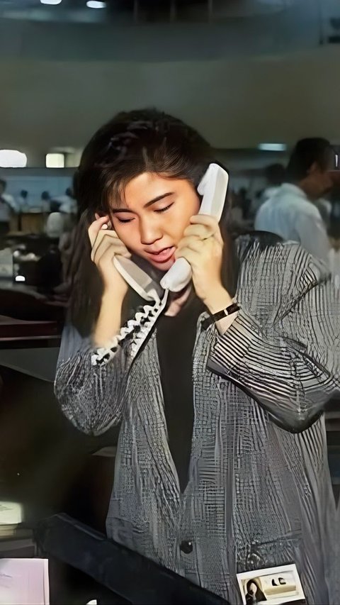 Technology Not as Advanced as Now, This 1990 Employee Had to Lift 2 Phones and Use a Telescope in the Office
