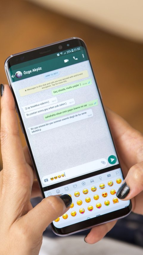 This Girl Routinely Confides in her Deceased Mother on Whatsapp, Shocked to Suddenly Receive a Reply: 'Don't Feel Sad'