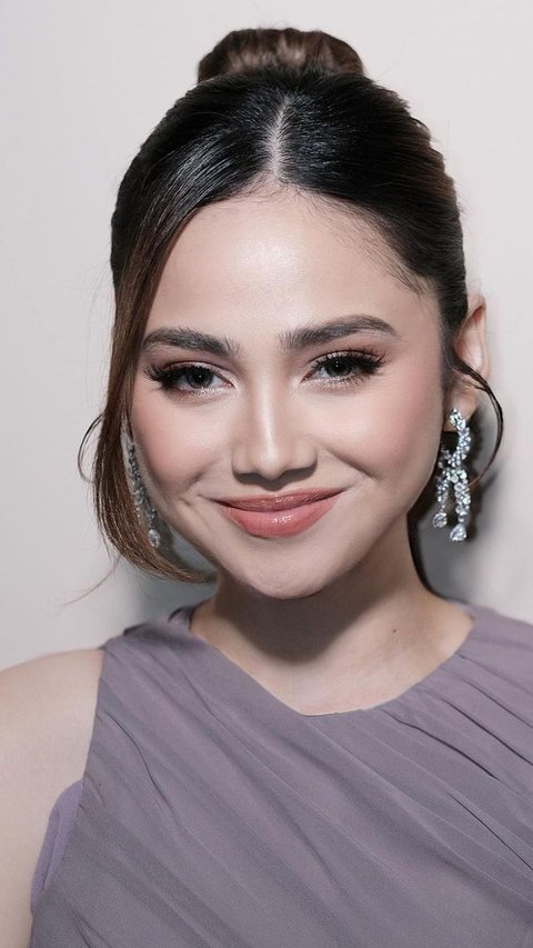 Soft Glam Makeup Syifa Hadju Bikin Auranya Memancar