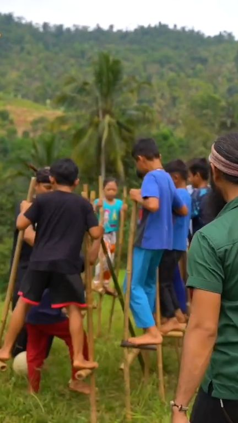 Mengenal Permainan Tradisional Jujungkungan di Kampung Cengkuk Sukabumi, Main Bola Pakai Egrang yang Seru dan Menantang