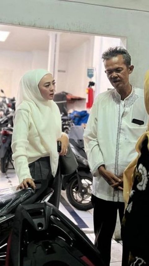 Pak Soleh Ojol yang Motornya Dicuri saat di Masjid Kini Dapat Ganti yang Baru, Ini Sosok Wanita Cantik yang Membelikannya