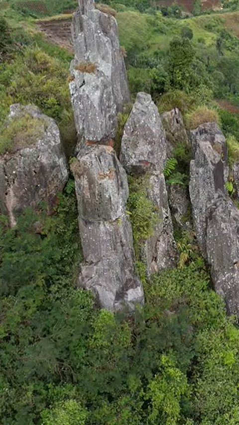 Barisan Batu Raksasa di Atas Bukit Cipangramatan Garut Ini Disebut Mirip Stonehenge Inggris, Ini Potretnya