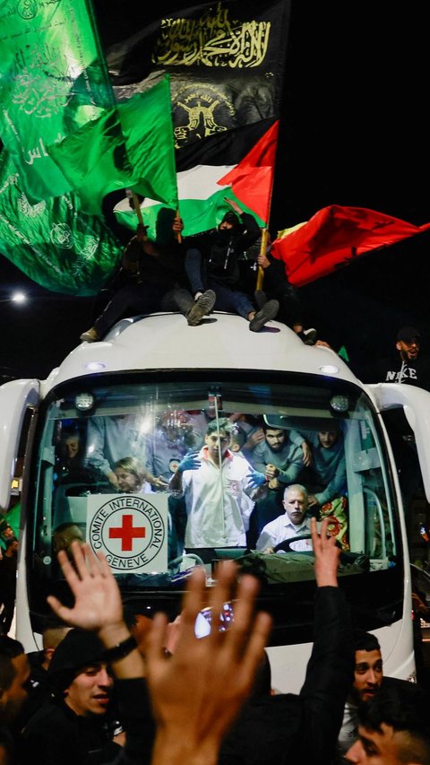 FOTO: Momen Pembebasan Tahanan Palestina dari Penjara Militer Israel di Ramallah Disambut Pawai Kemenangan