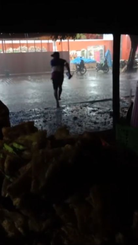 Kocak! Pria Nekat Terobos Hujan Deras di Jalanan  Tiba-tiba Listrik Mati, Seketika Gelap