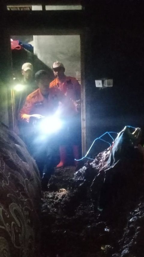 Tragis, Ustaz dan Istrinya Tewas Saat Rumahnya Tertimbun Guguran Tebing Setinggi 8 Meter
