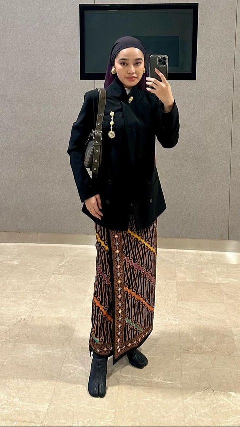 Blazer Ternyata Bisa Disulap Jadi Kebaya Janggan,  Praktis Banget!