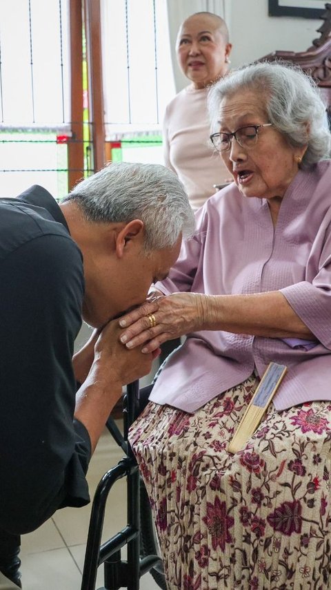 FOTO: Momen Silaturahmi dan Pesan Menyentuh Istri Mantan Kapolri Hoegeng untuk Ganjar