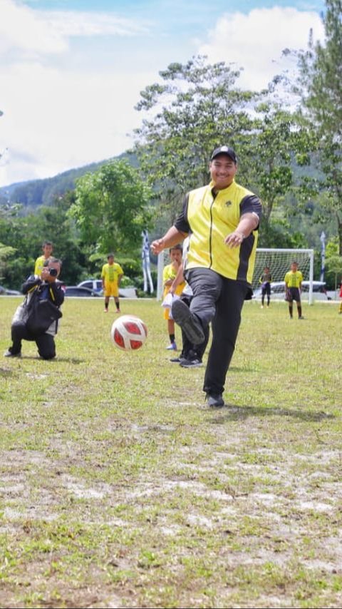 Visit North Tapanuli, Menpora Inaugurates HKBP Soccer School