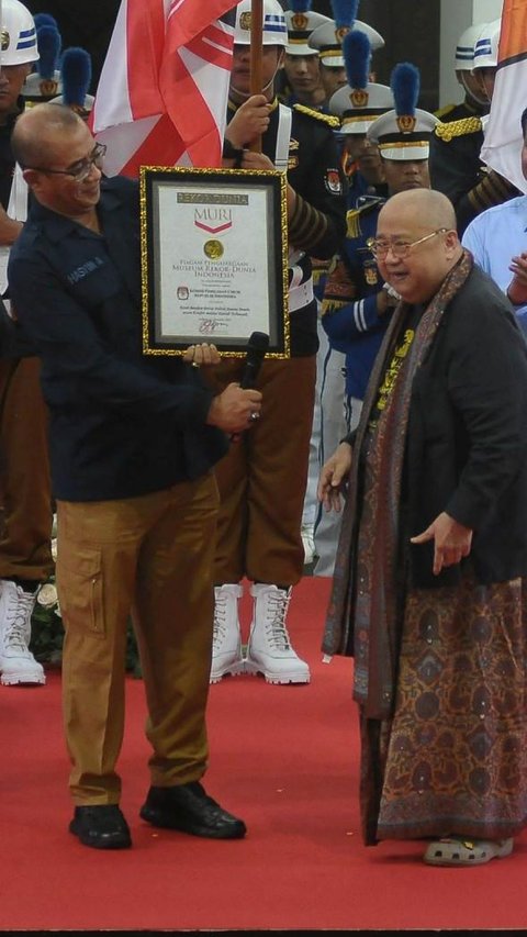 FOTO: Penghargaan Rekor MURI Warnai Deklarasi Kampanye Pemilu Damai 2024 di Kantor KPU