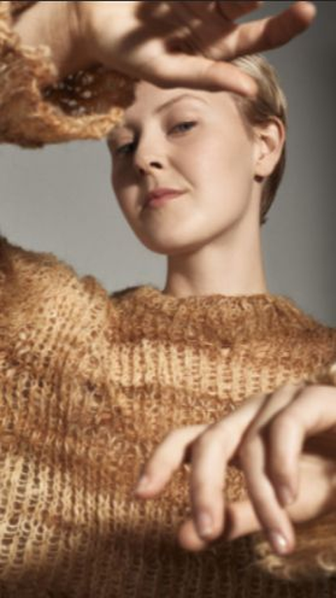Dutch Designer Makes Knit Clothing from Human Hair Waste
