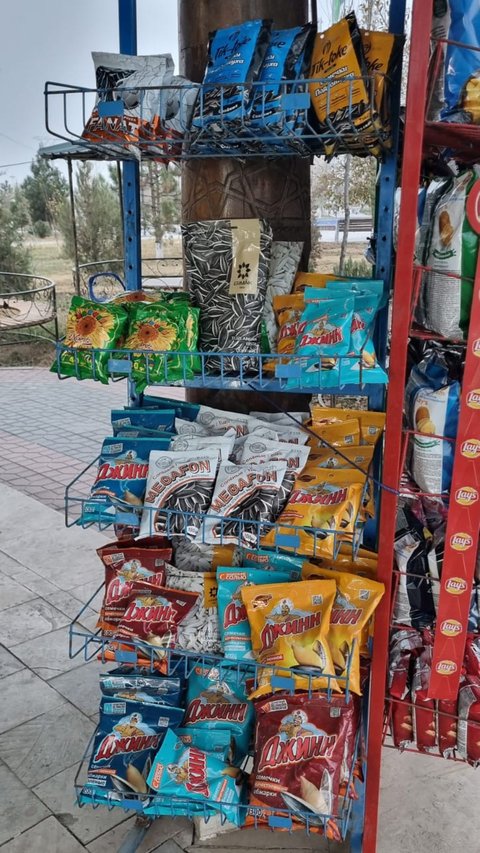 Let's Go Snacking at Roadside Stalls in Uzbekistan, Curious About What's Inside?